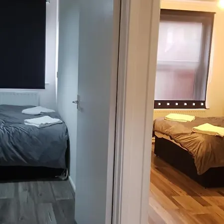 2 Bedroom Cozy Chambers With Free Parking Apartment *