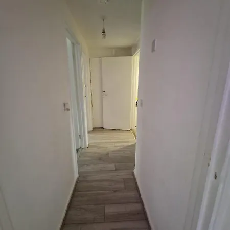 2 Bedroom Cozy Chambers With Free Parking Apartment