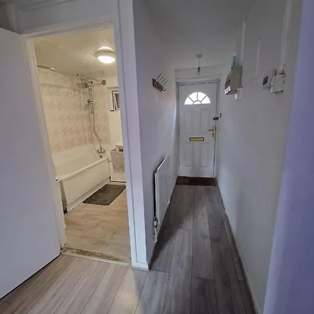 2 Bedroom Cozy Chambers With Free Parking * Λιντς