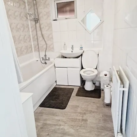 2 Bedroom Cozy Chambers With Free Parking Λιντς