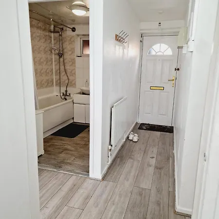 2 Bedroom Cozy Chambers With Free Parking Apartment