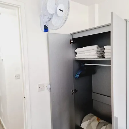 2 Bedroom Cozy Chambers With Free Parking * 리즈