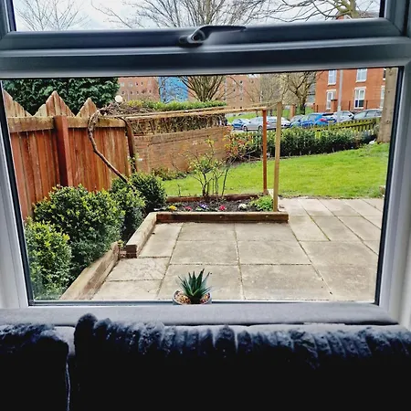 2 Bedroom Cozy Chambers With Free Parking *