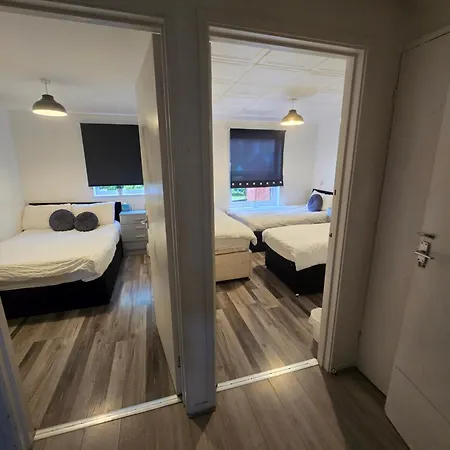 2 Bedroom Cozy Chambers With Free Parking * Λιντς