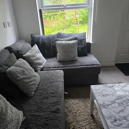 2 Bedroom Cozy Chambers With Free Parking Λιντς