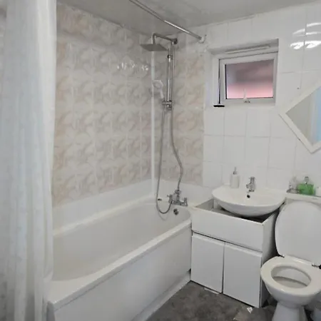 2 Bedroom Cozy Chambers With Free Parking *