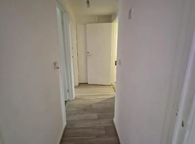 2 Bedroom Cozy Chambers With Free Parking Apartment