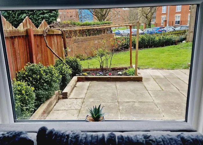 2 Bedroom Cozy Chambers With Free Parking *