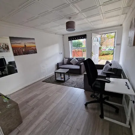2 Bedroom Cozy Chambers With Free Parking Apartment