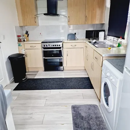 2 Bedroom Cozy Chambers With Free Parking *