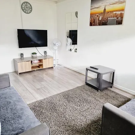 2 Bedroom Cozy Chambers With Free Parking Apartment *