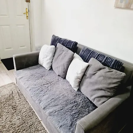 Apartment 2 Bedroom Cozy Chambers With Free Parking