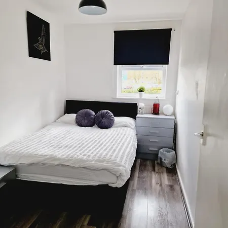 2 Bedroom Cozy Chambers With Free Parking Apartment *