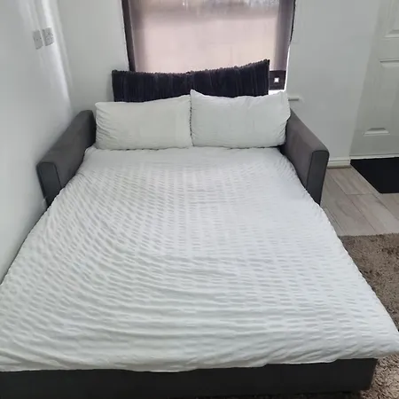 2 Bedroom Cozy Chambers With Free Parking Apartment