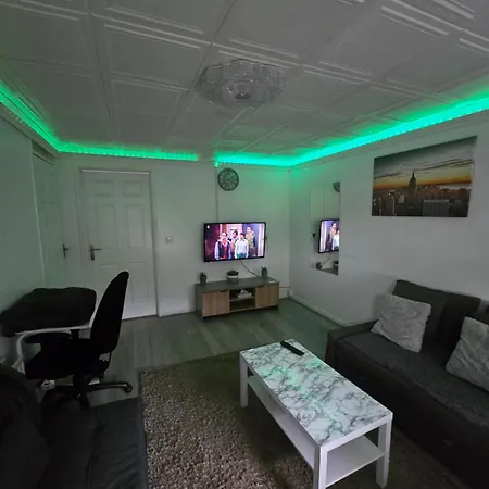 Апартаменти 2 Bedroom Cozy Chambers With Free Parking *