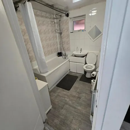 2 Bedroom Cozy Chambers With Free Parking Apartment *