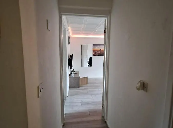 Апартаменти 2 Bedroom Cozy Chambers With Free Parking Лідс