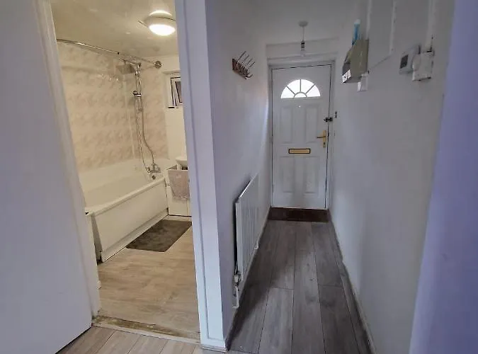2 Bedroom Cozy Chambers With Free Parking * Лідс