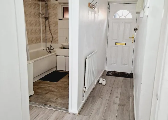 2 Bedroom Cozy Chambers With Free Parking Апартаменти