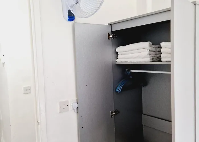 2 Bedroom Cozy Chambers With Free Parking * Лідс