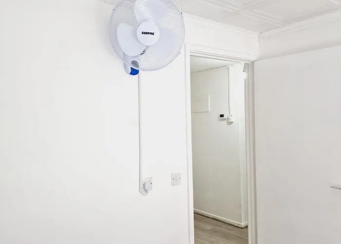 Апартаменти 2 Bedroom Cozy Chambers With Free Parking