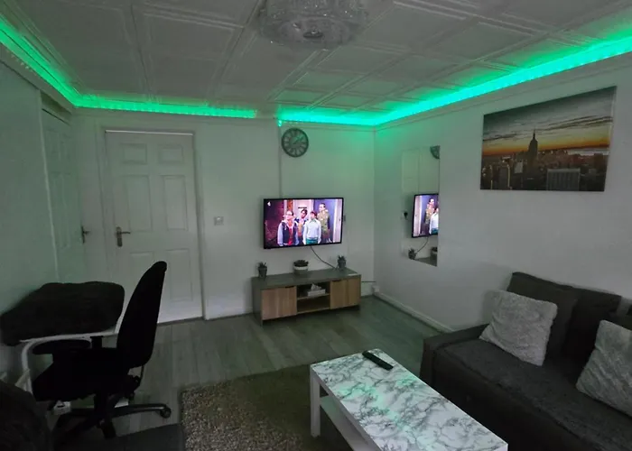 Апартаменти 2 Bedroom Cozy Chambers With Free Parking *