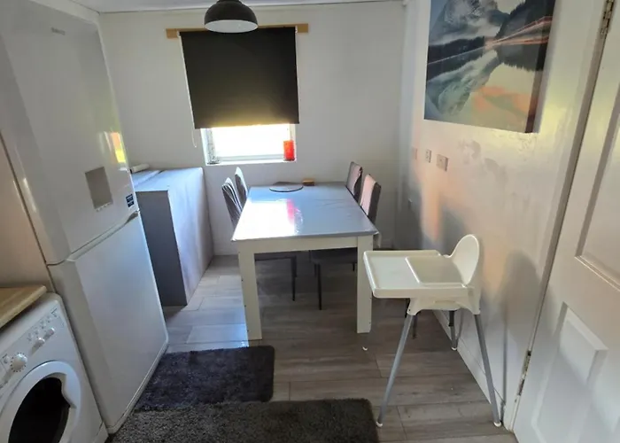 Апартаменти 2 Bedroom Cozy Chambers With Free Parking Лідс