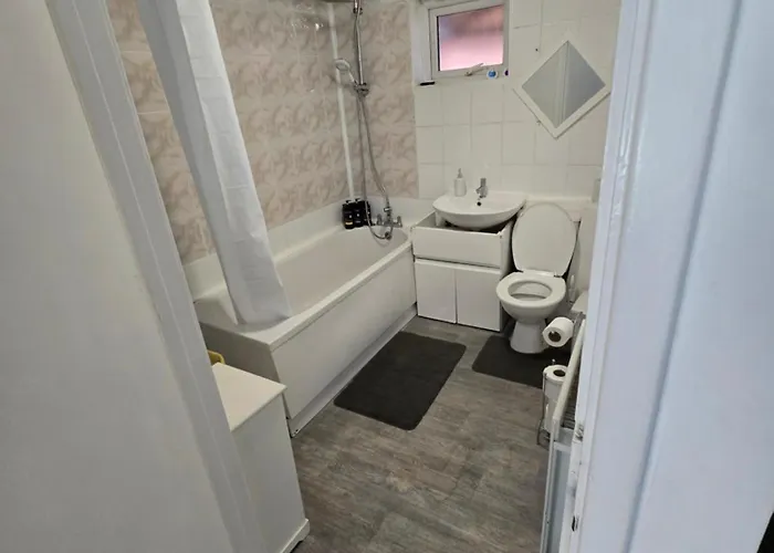 2 Bedroom Cozy Chambers With Free Parking Апартаменти *