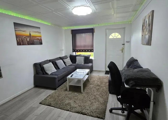 Апартаменти 2 Bedroom Cozy Chambers With Free Parking *